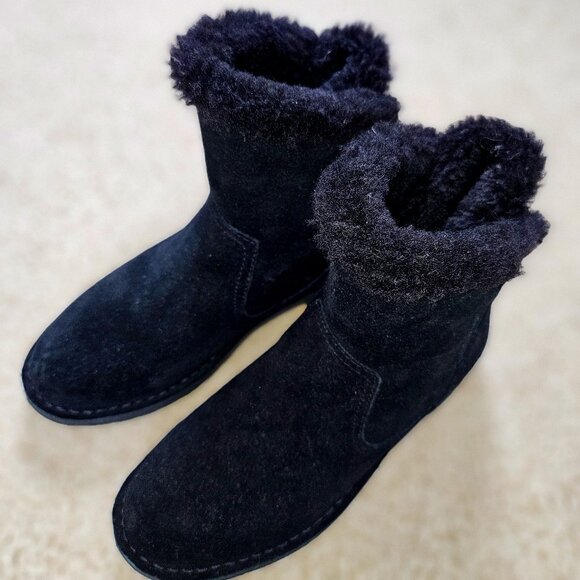 UGG Shoes - NWOT UGG BLACK SUEDE BOOTS with LACE UP BACK TIES & COZY PLUSH LINING SIZE 6